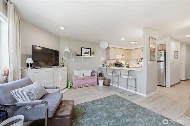 8320 Lake City Way NE, Seattle, WA 98115