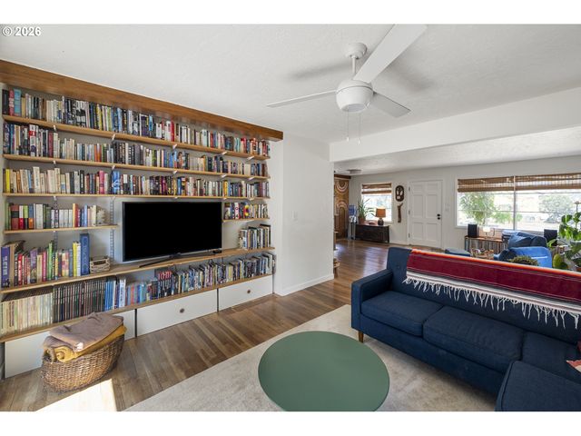 13704 Se SALMON St, Portland, OR 97233