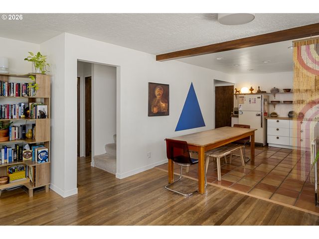 13704 Se SALMON St, Portland, OR 97233