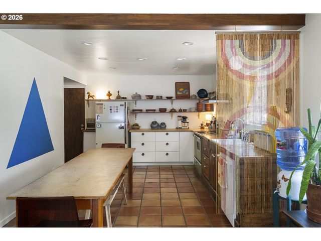 13704 Se SALMON St, Portland, OR 97233