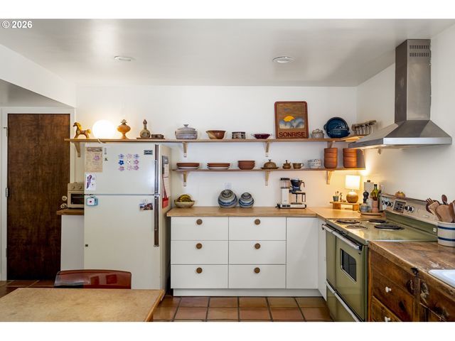 13704 Se SALMON St, Portland, OR 97233