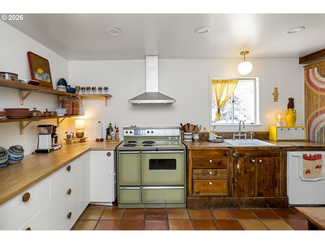 13704 Se SALMON St, Portland, OR 97233