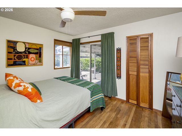 13704 Se SALMON St, Portland, OR 97233