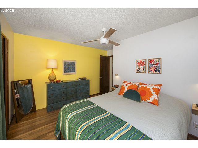 13704 Se SALMON St, Portland, OR 97233