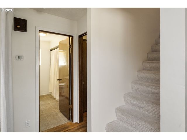 13704 Se SALMON St, Portland, OR 97233