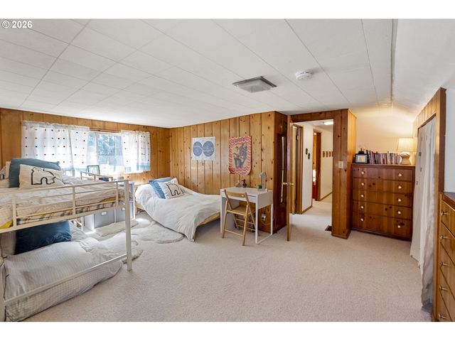 13704 Se SALMON St, Portland, OR 97233