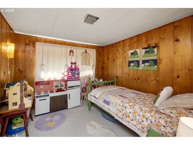 13704 Se SALMON St, Portland, OR 97233