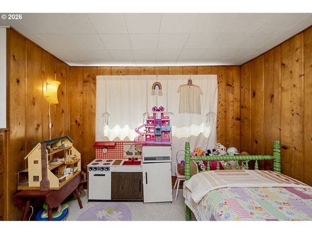 13704 Se SALMON St, Portland, OR 97233