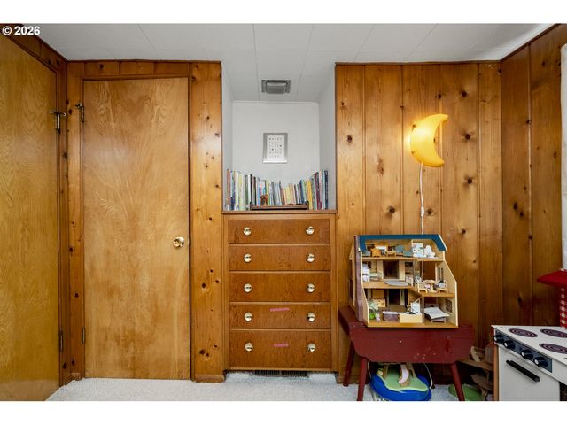 13704 Se SALMON St, Portland, OR 97233