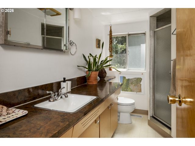 13704 Se SALMON St, Portland, OR 97233