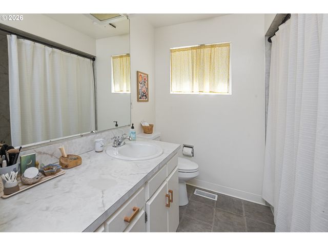 13704 Se SALMON St, Portland, OR 97233