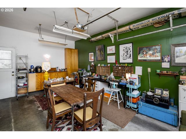 13704 Se SALMON St, Portland, OR 97233