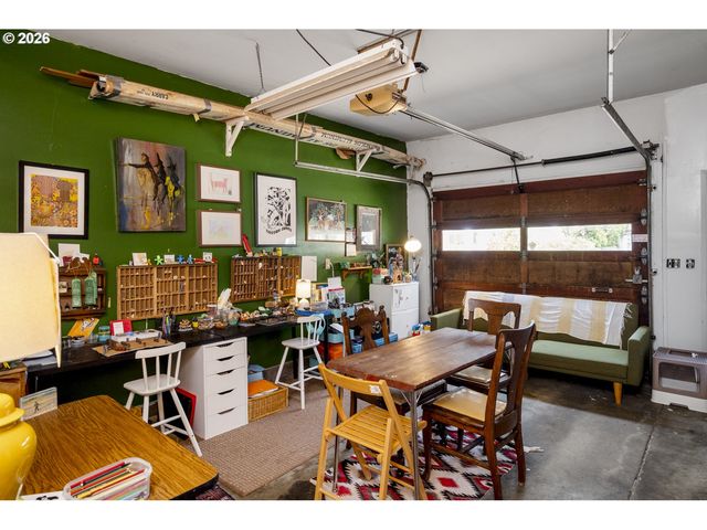 13704 Se SALMON St, Portland, OR 97233