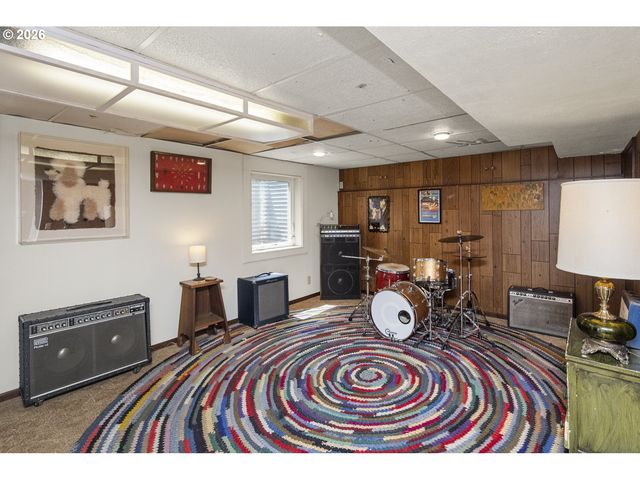 13704 Se SALMON St, Portland, OR 97233