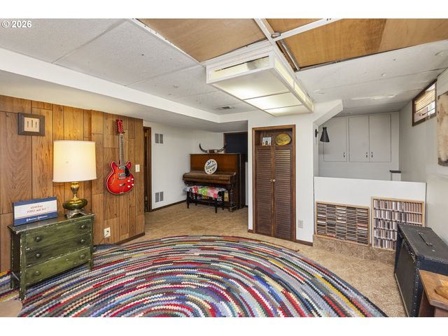 13704 Se SALMON St, Portland, OR 97233