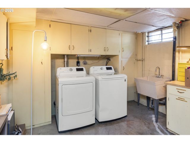 13704 Se SALMON St, Portland, OR 97233