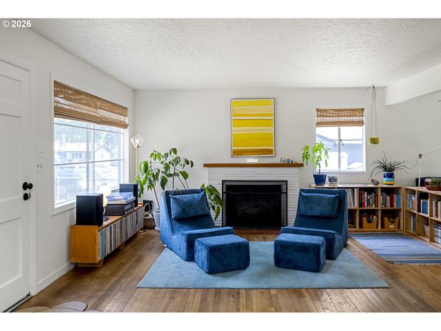 13704 Se SALMON St, Portland, OR 97233