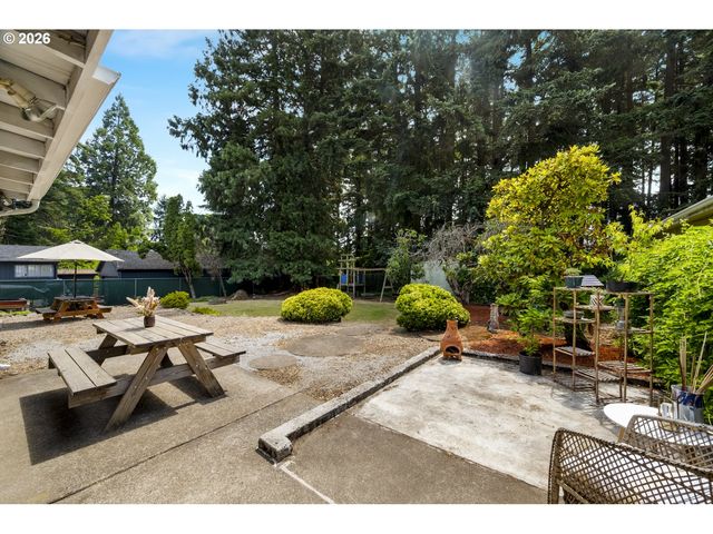 13704 Se SALMON St, Portland, OR 97233
