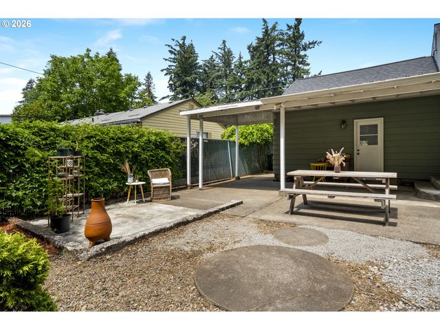 13704 Se SALMON St, Portland, OR 97233