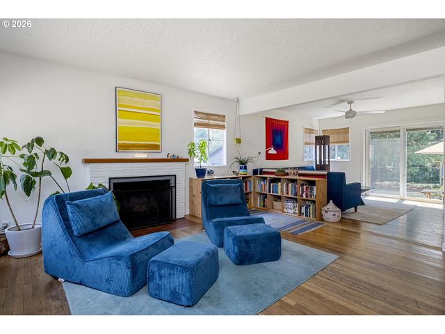 13704 Se SALMON St, Portland, OR 97233