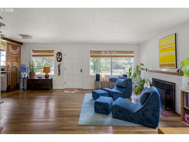 13704 Se SALMON St, Portland, OR 97233