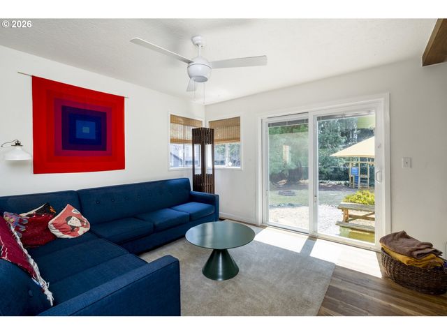 13704 Se SALMON St, Portland, OR 97233