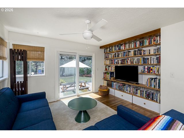 13704 Se SALMON St, Portland, OR 97233