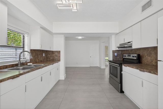 17150 NE 18th Avenue 17150, North Miami Beach, FL 33162