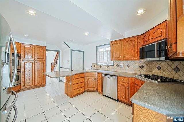 709 Kingsland Avenue, Ridgefield, NJ 07657