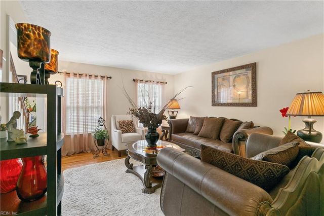 211 Bayberry LN, Yorktown, VA 23693