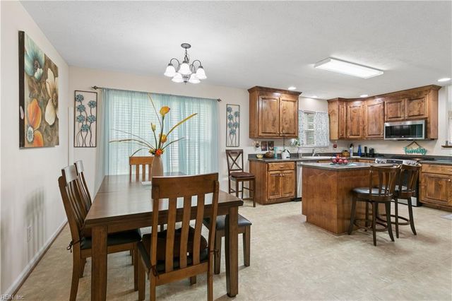 211 Bayberry LN, Yorktown, VA 23693