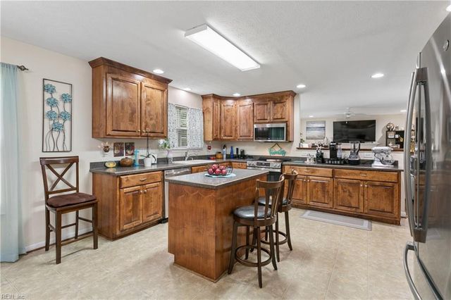 211 Bayberry LN, Yorktown, VA 23693