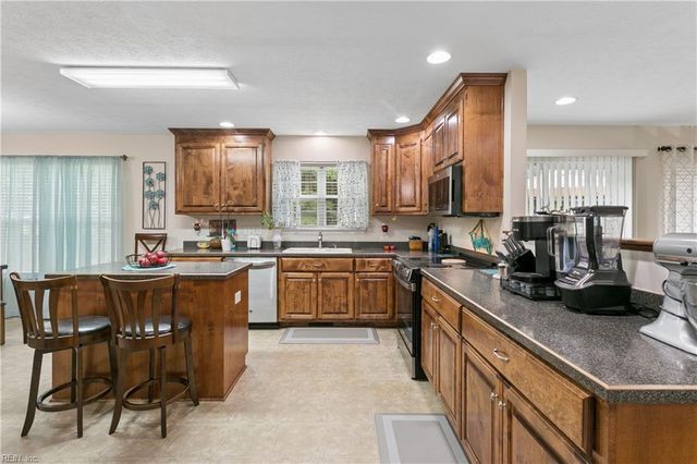 211 Bayberry LN, Yorktown, VA 23693
