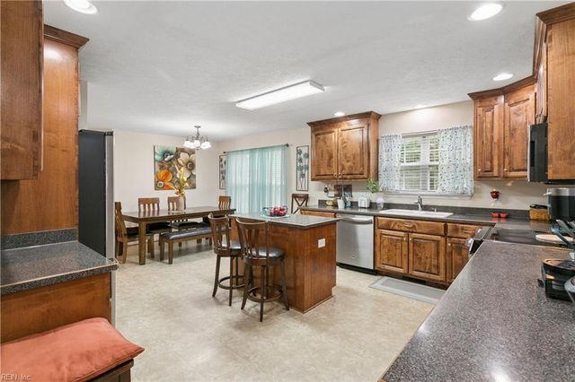 211 Bayberry LN, Yorktown, VA 23693