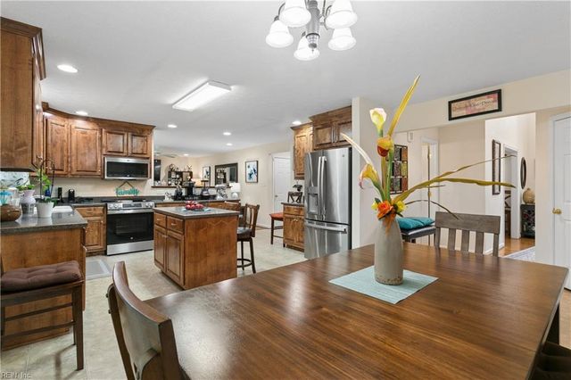 211 Bayberry LN, Yorktown, VA 23693