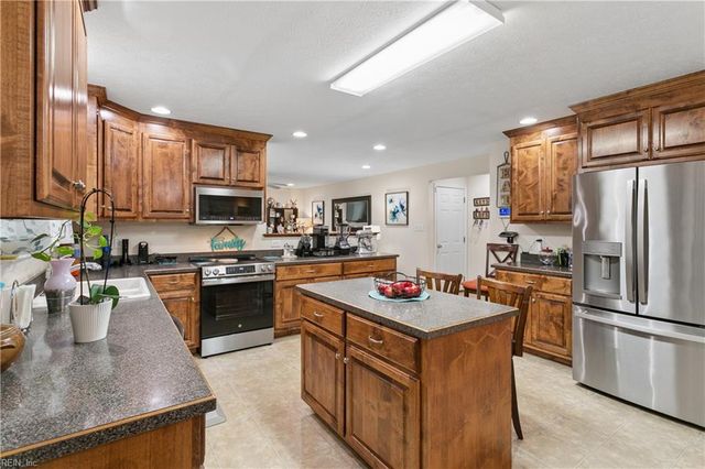 211 Bayberry LN, Yorktown, VA 23693