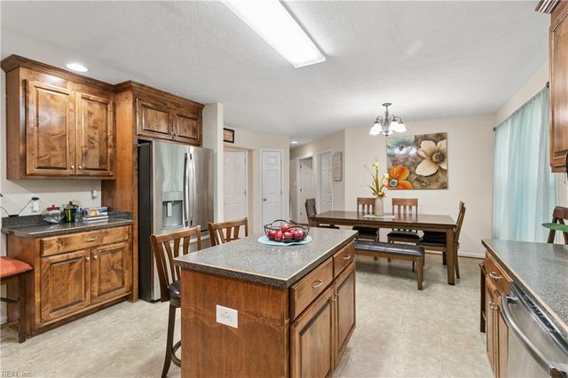 211 Bayberry LN, Yorktown, VA 23693