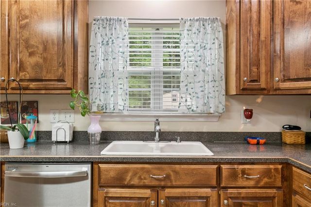 211 Bayberry LN, Yorktown, VA 23693