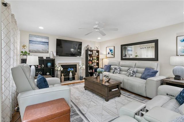 211 Bayberry LN, Yorktown, VA 23693