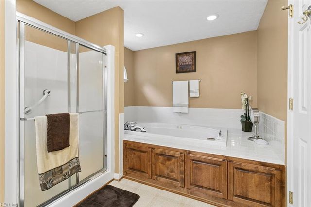 211 Bayberry LN, Yorktown, VA 23693