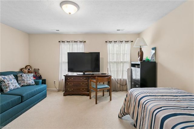 211 Bayberry LN, Yorktown, VA 23693