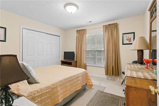 211 Bayberry LN, Yorktown, VA 23693