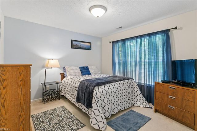 211 Bayberry LN, Yorktown, VA 23693