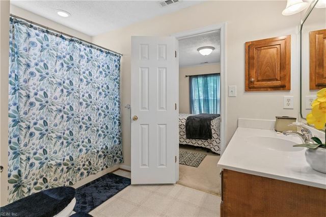 211 Bayberry LN, Yorktown, VA 23693
