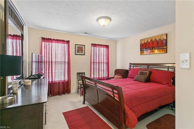 211 Bayberry LN, Yorktown, VA 23693