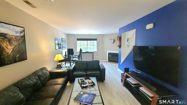 310 Boston Post Road 9, Waterford, CT 06385