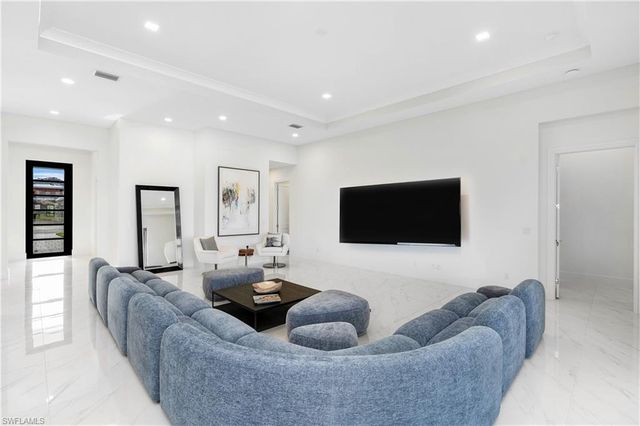 9675 Moonflower CT, Naples, FL 34110