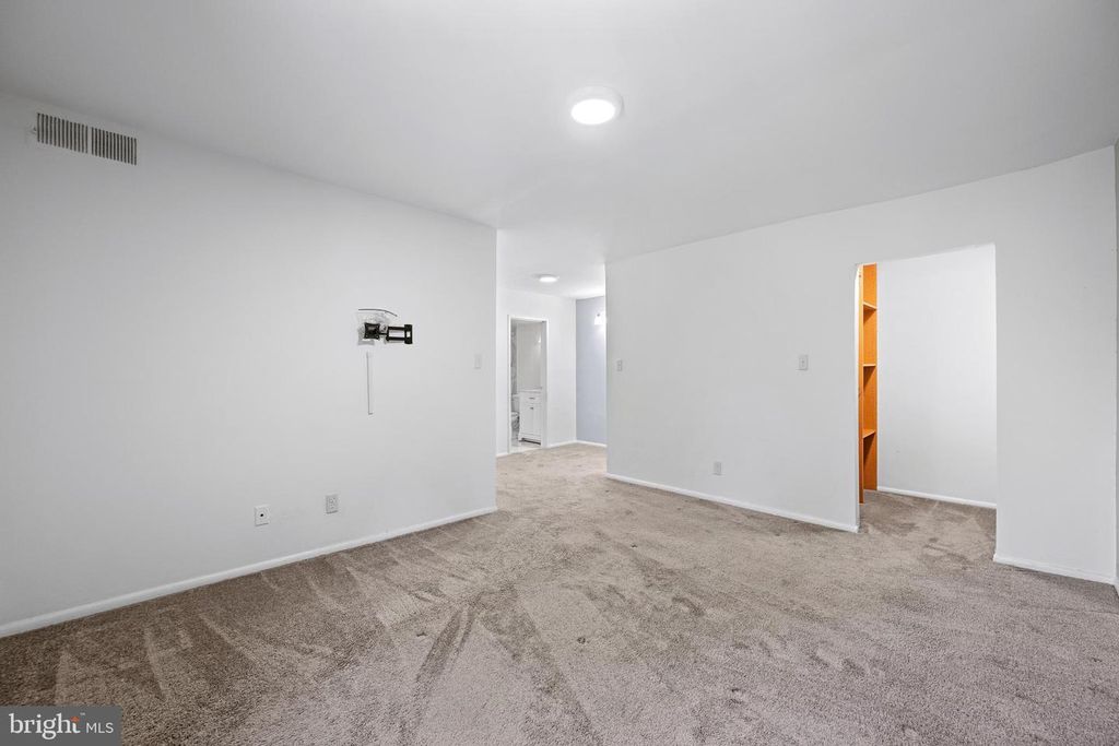 Image 32 of property listing at 11220 CHERRY HILL RD #254, Beltsville, MD 20705