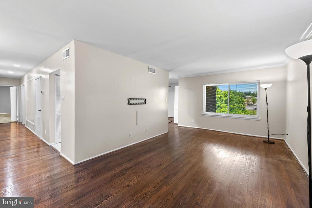 Image 7 of property listing at 11220 CHERRY HILL RD #254, Beltsville, MD 20705