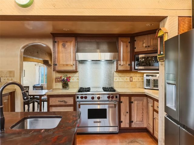 30 Camino Sanador, Santa Fe, NM 87505